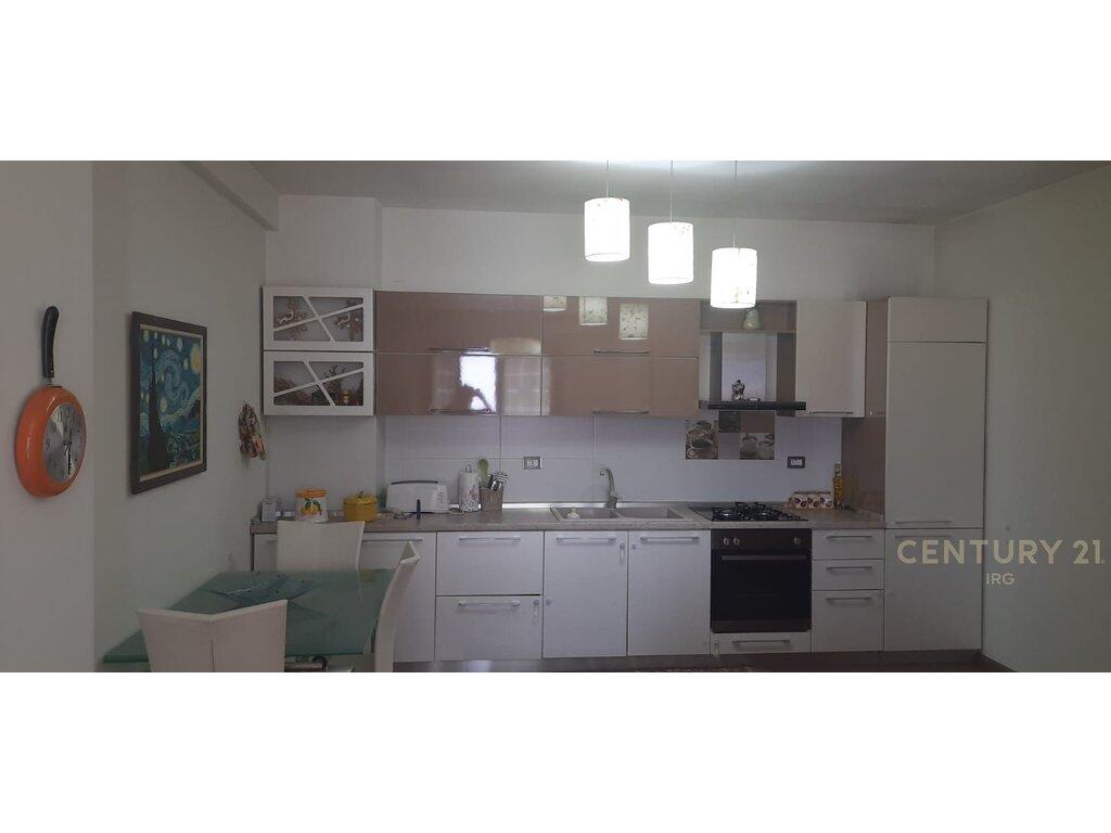 🏢 Shitet Apartament 2+1 me Post Parkimi – Astir, pranë Fabrikës së Miellit