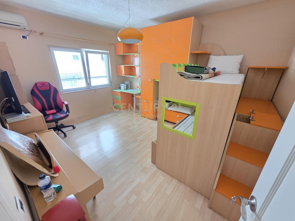 🏙️ Shitet Apartament 2+1+2 në Zemër të Bllokut – Rruga Vaso Pasha, pranë Bar Caffé Tribeca