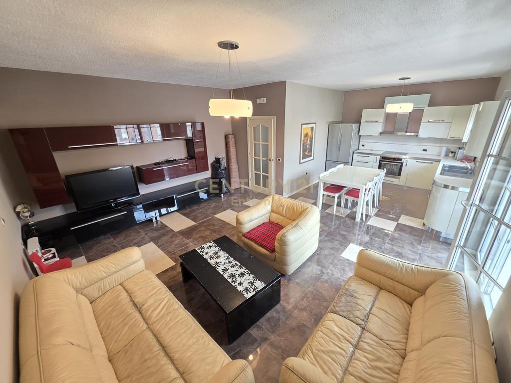 🏙️ Shitet Apartament 2+1+2 në Zemër të Bllokut – Rruga Vaso Pasha, pranë Bar Caffé Tribeca