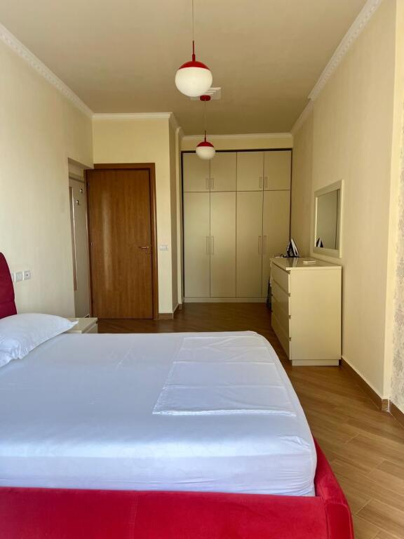 Shitet Apartament 1+1 në Lungomare – Vija e Parë me Pamje të Mrekullueshme nga Deti!