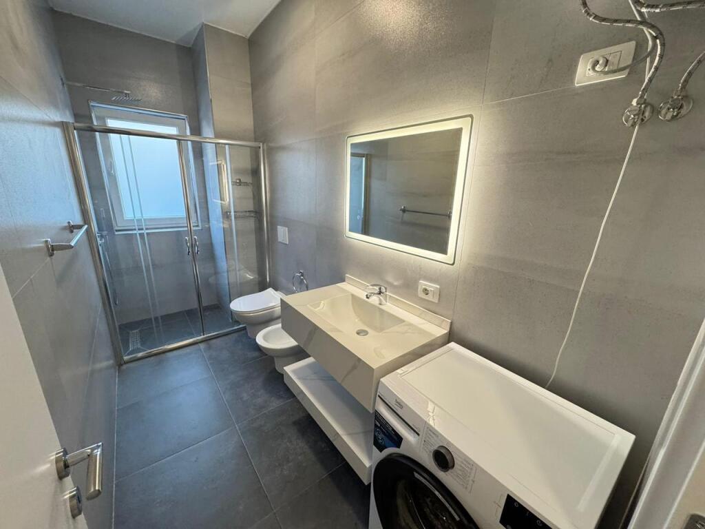 🚪Appartamento 2+1+2 in affitto  📍Indirizzo: Via Bardhyl Di fronte alla Scuola Kongresi Lushnje  💶Prezzo 650€