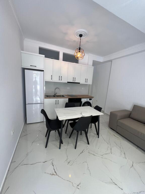 📍 Jepet me qira super apartament 1+1 në Plazh, Durrës – pranë shkollës “Bajram Curri”