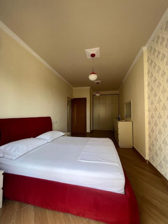 Shitet Apartament 1+1 në Lungomare – Vija e Parë me Pamje të Mrekullueshme nga Deti!
