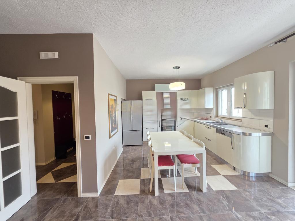 Shitet Apartament 2+1+2 ne Bllok tek Tribeca.