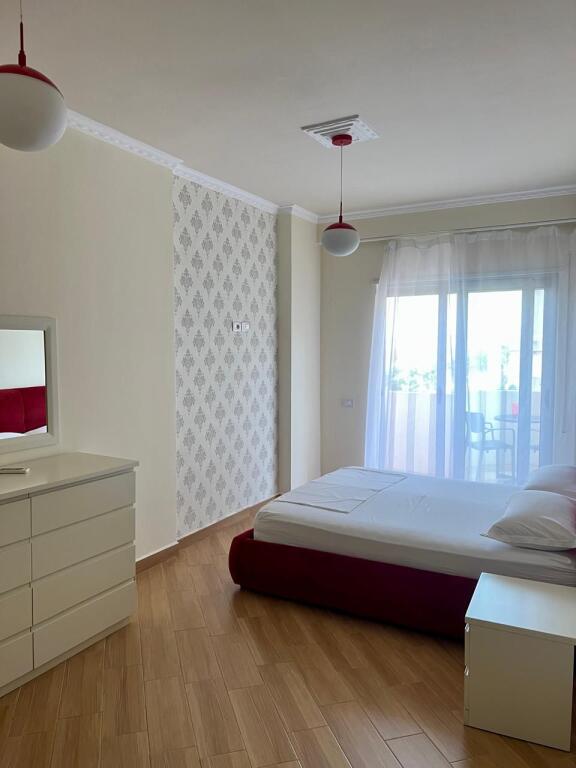 Shitet Apartament 1+1 në Lungomare – Vija e Parë me Pamje të Mrekullueshme nga Deti!