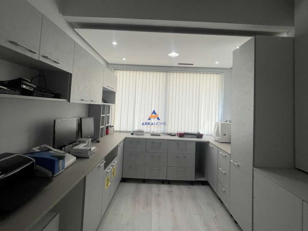JEPET AMBIENT KLINIKE ME QERA 4+1 "UNAZA E RE " 2000 EURO