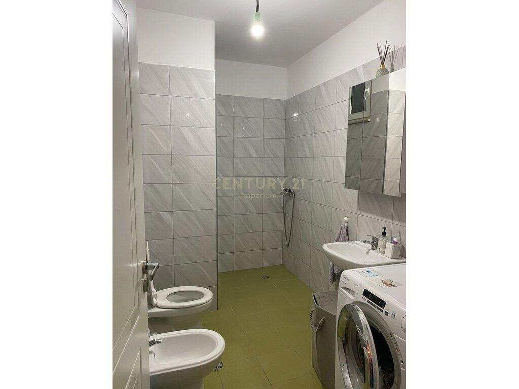 Shitet Apartament 2+1+2 në Astir!