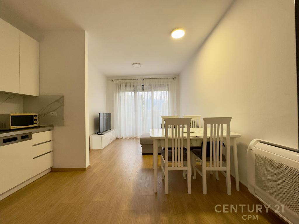 Apartamenti ndodhet ne nje ndertim te ri, shume cilesor, ne zonen e Don Bosko, prane Kompleksit "Fiori Di Bosko".