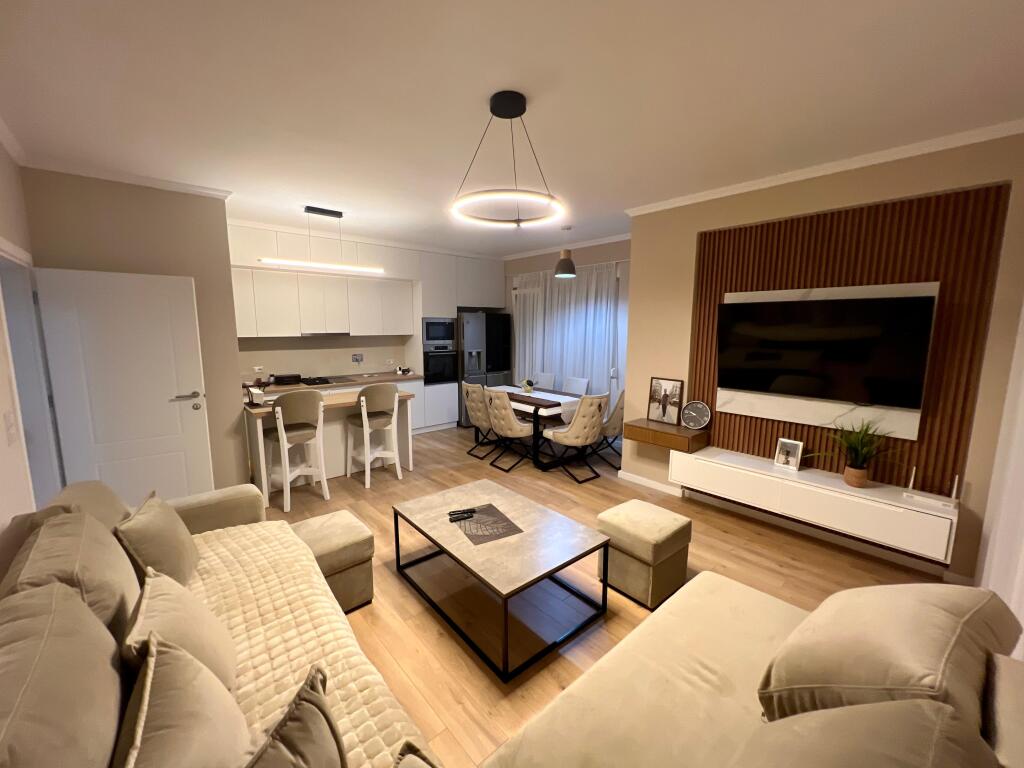 📣 AFFITTO SUPER Appartamento 2+1 con Parcheggio 📍 Via "Sefer Tujani", Sauk ✨   🏠 Casa Privata 🪜 Piano 1  🛋️ Arredato con Condizioni Moderne   💶 Prezzo 500 Euro