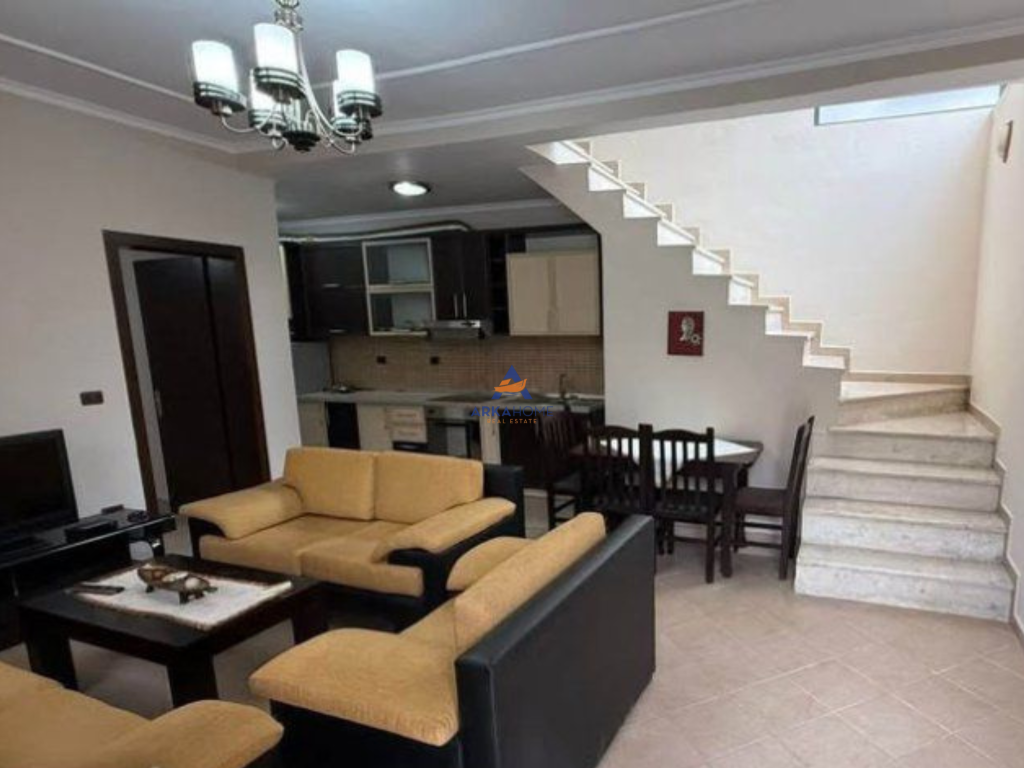 JEPET ME QERA VILE 3-KATSHE 4+1+VERANDË "NE XHAMLLIK" 600 EURO.