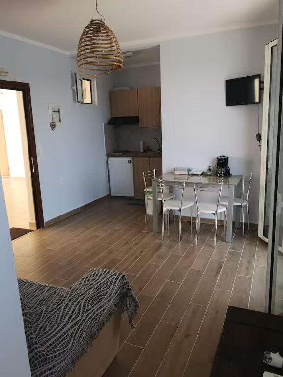 Villa su 3 piani in affitto a Xhamllik (ID BV22470) Tirana