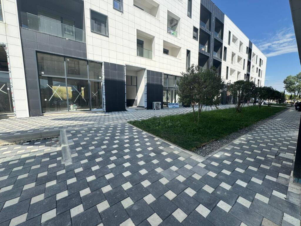  ambient komercial me qira tek Liqeni i Thatë,  