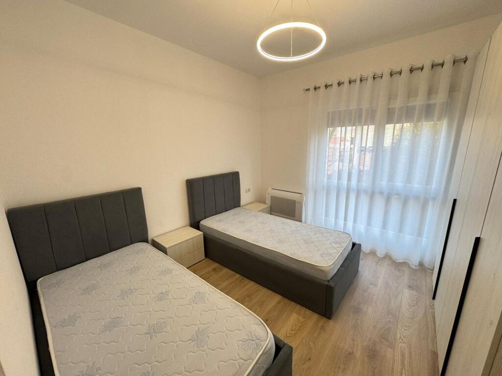 🚪Appartamento 2+1+2 in affitto  📍Indirizzo: Via Bardhyl Di fronte alla Scuola Kongresi Lushnje  💶Prezzo 650€