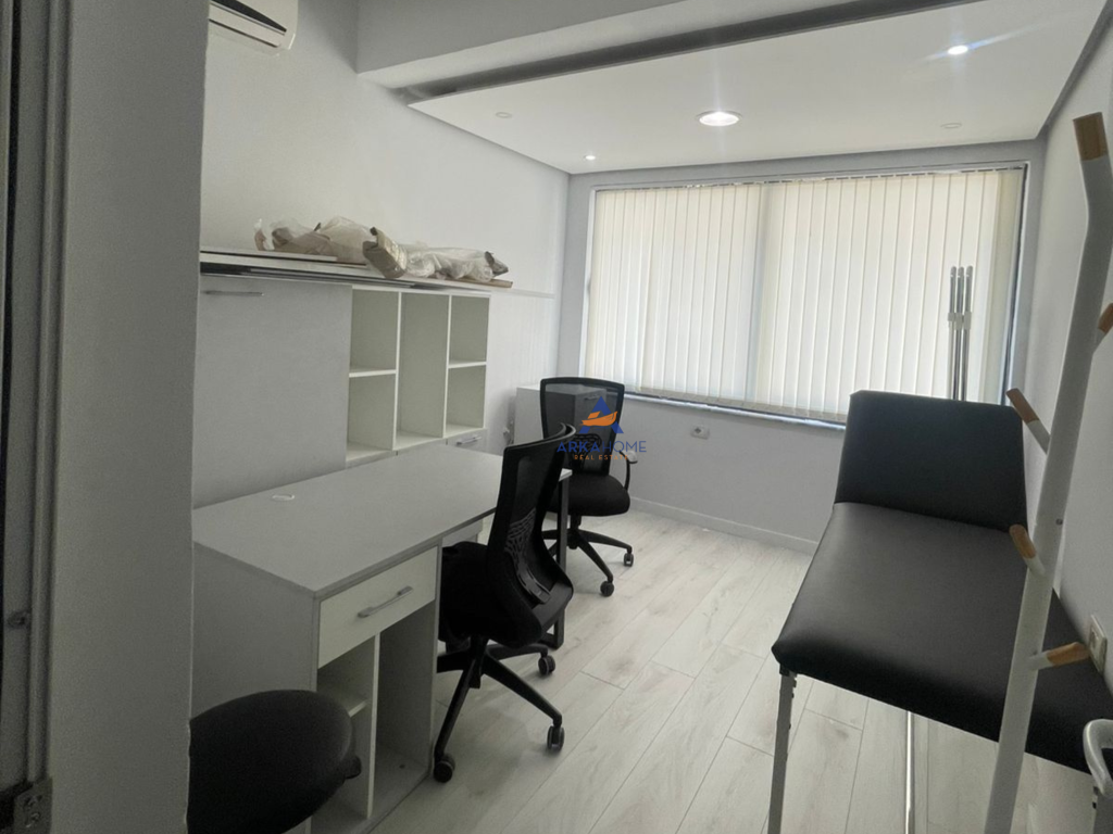JEPET AMBIENT KLINIKE ME QERA 4+1 "UNAZA E RE " 2000 EURO