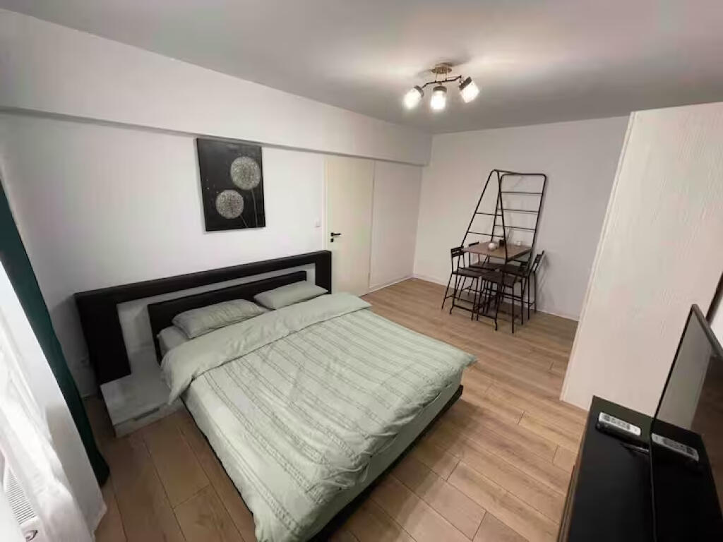 Villa su 3 piani in affitto a Xhamllik (ID BV22470) Tirana