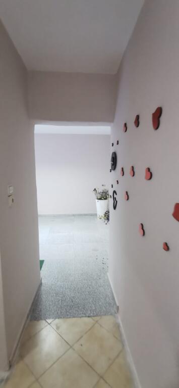Ambient me qerq 45 m2, 35000 leke te 21 Dhjetori