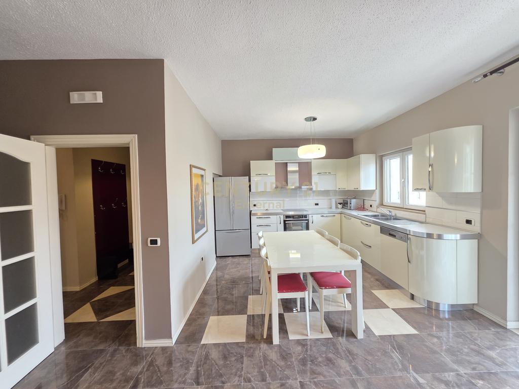 Shitet Apartament 2+1+2 në Bllok – Rruga Vaso Pasha, pranë Tribeca!