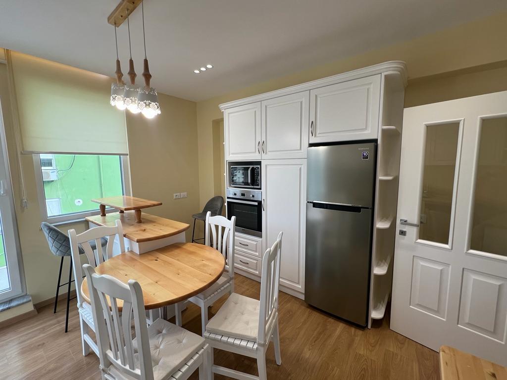 Jepet me QIRA apartament 2+1 në Bllok, Shkolla “11 Janari”