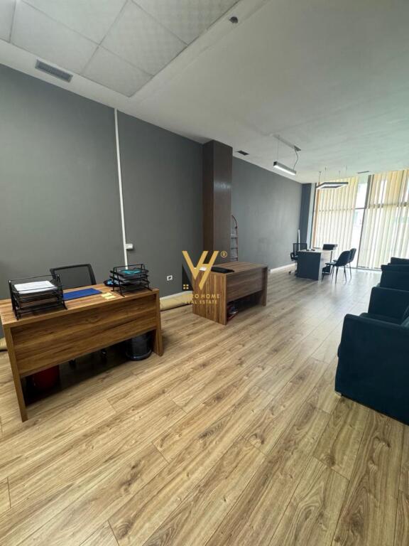 SI AFFITTA AMBIENTE DI 60 M2 PRESSO IL CENTRO CONCORD, VIA KAVAJES 800 EURO