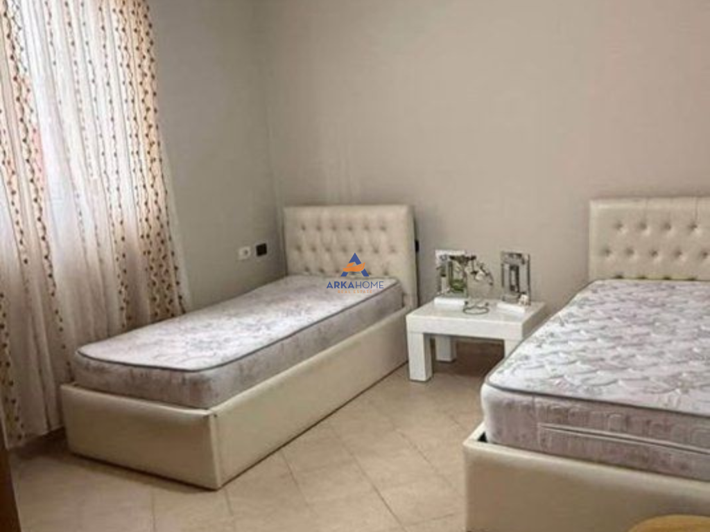 JEPET ME QERA VILE 3-KATSHE 4+1+VERANDË "NE XHAMLLIK" 600 EURO.