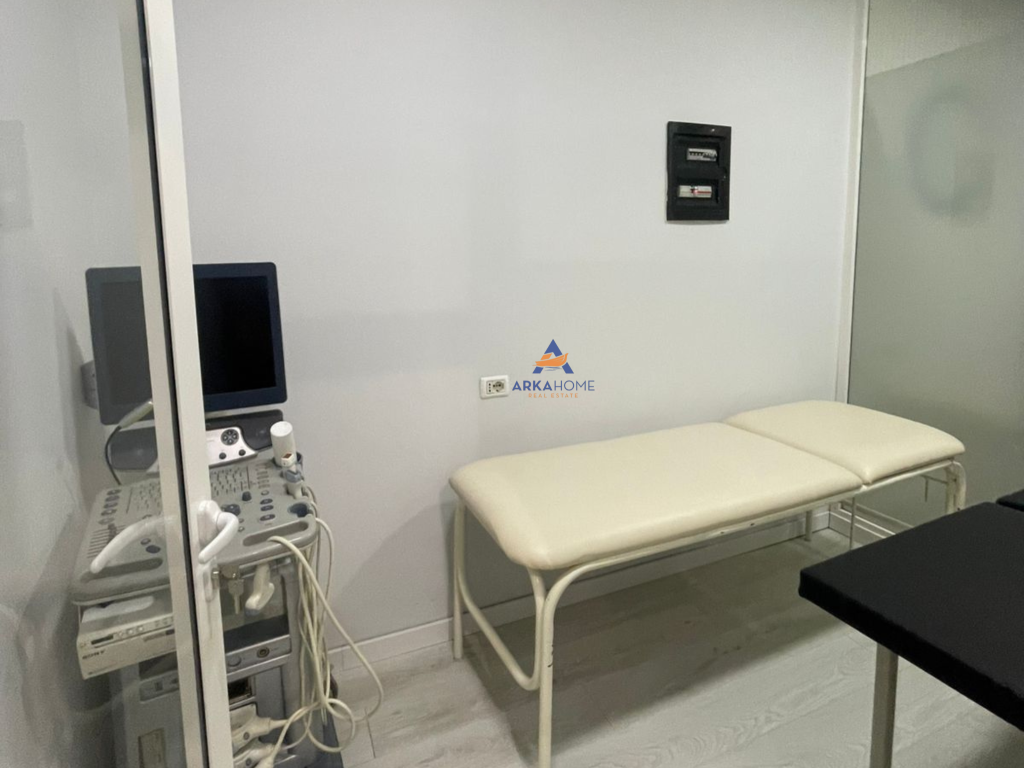 JEPET AMBIENT KLINIKE ME QERA 4+1 "UNAZA E RE " 2000 EURO