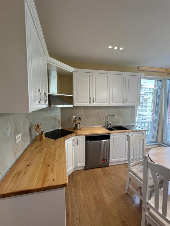 Jepet me QIRA apartament 2+1 në Bllok, Shkolla “11 Janari”