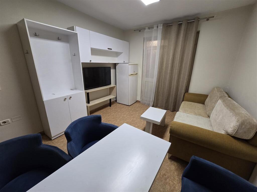 Jepet apartament 1+1 me qera ne fillim te rr mine peza , perballe Gazhelit
