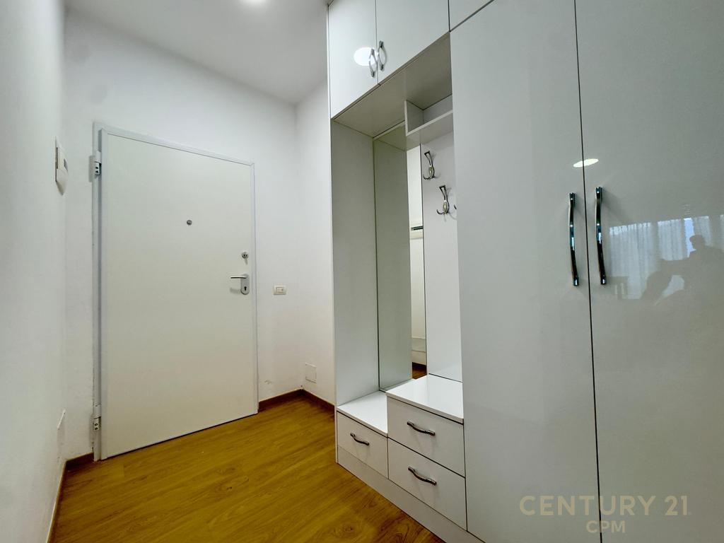 Apartamenti ndodhet ne nje ndertim te ri, shume cilesor, ne zonen e Don Bosko, prane Kompleksit "Fiori Di Bosko".