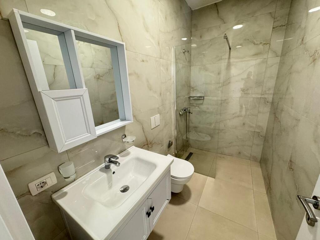🚪Appartamento 2+1+2 in affitto  📍Indirizzo: Via Bardhyl Di fronte alla Scuola Kongresi Lushnje  💶Prezzo 650€