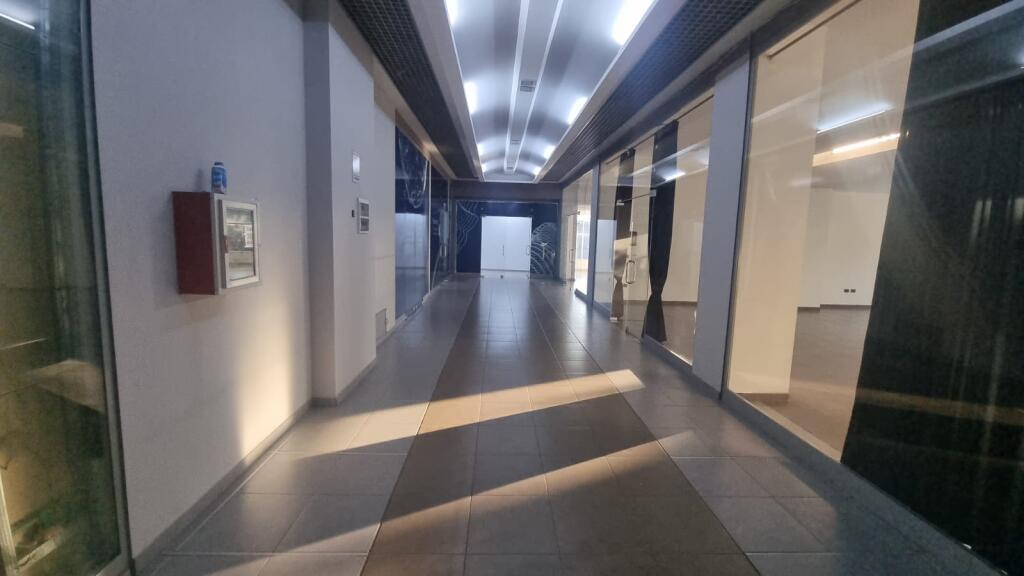 LOCALE COMMERCIALE IN AFFITTO 700 M2 XHAMLLIK 7.000 EURO