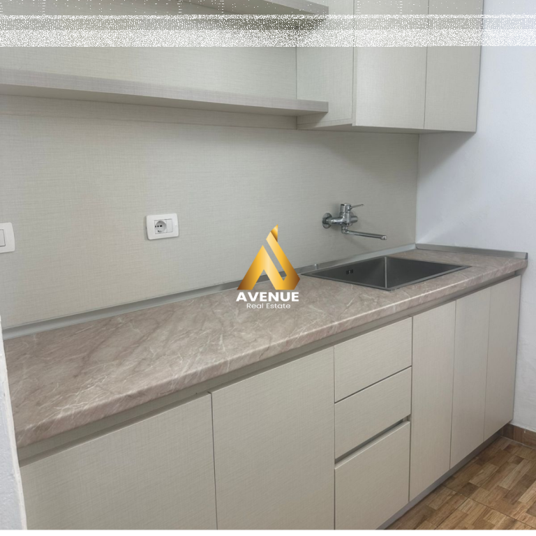 Business premises for rent by the road – Zogu I Boulevard