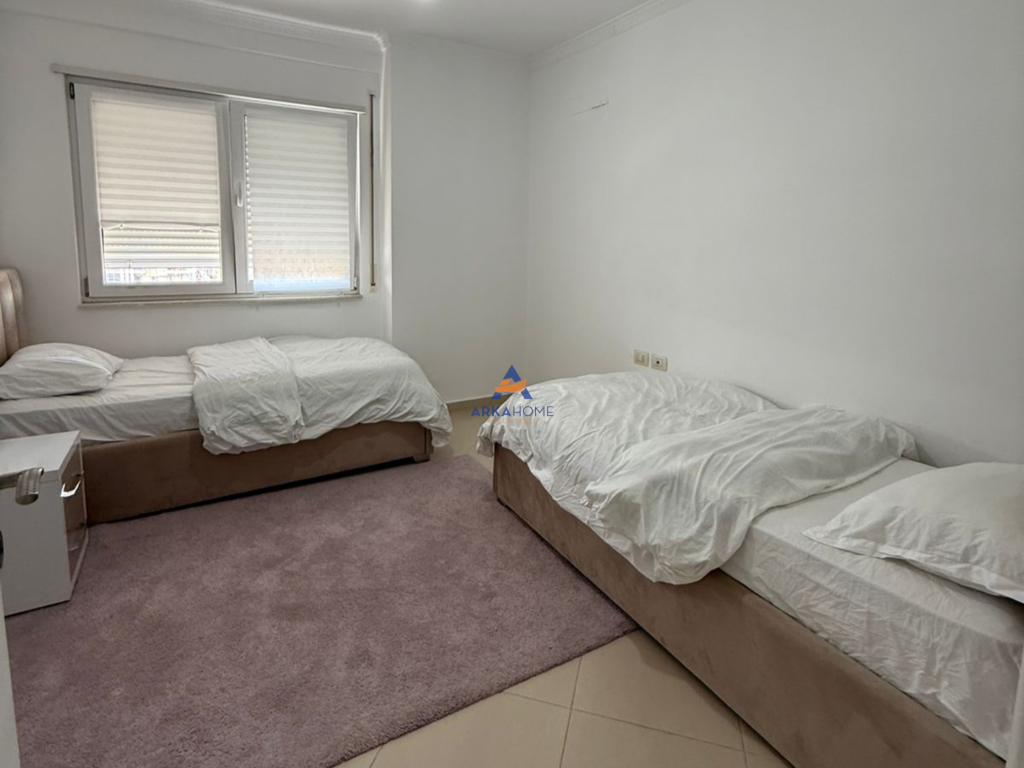 JEPET APARTAMENT ME QERA 2+1+BALLKON "UNAZA E RE" 600 EURO.