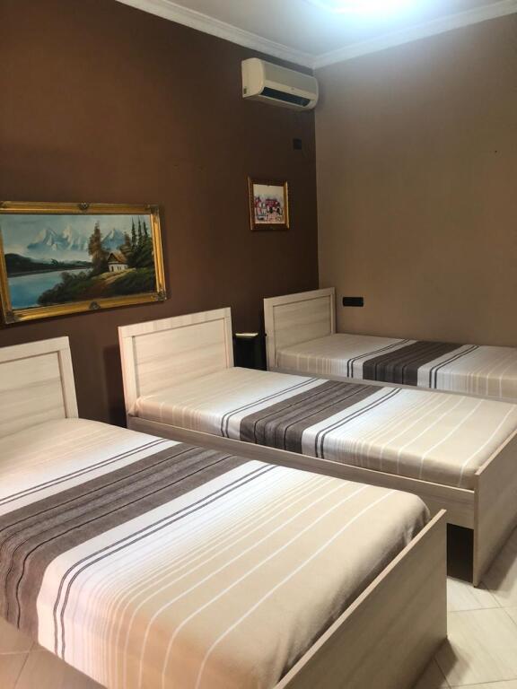 🏠 Via Dibres, dopo Big Market, affittasi al primo piano di una villa appartamento 1+1, arredato. 50.000 Leke