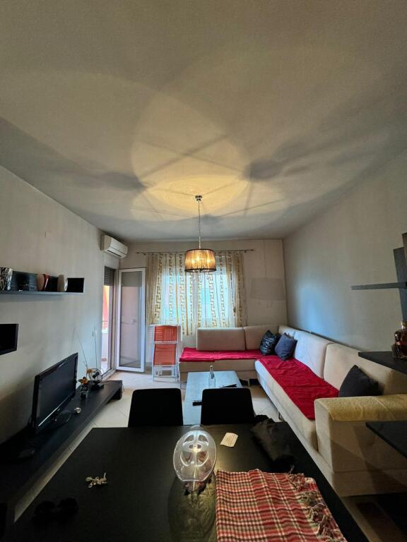Ofrohet për shitje një apartament i mobiluar në mënyrë moderne, i pozicionuar në zonën ekskluzive të Lungomares