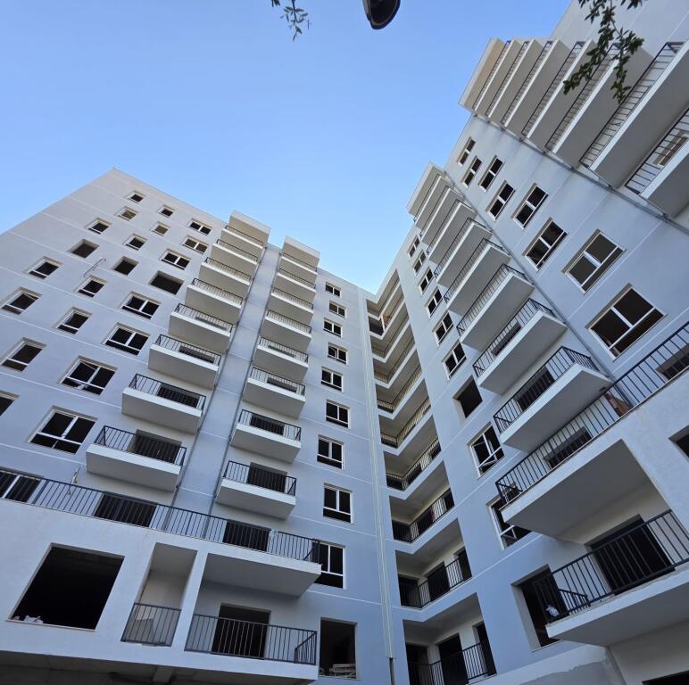 Shitet apartament 1+1 – pranë Spitalit Amerikan 2!