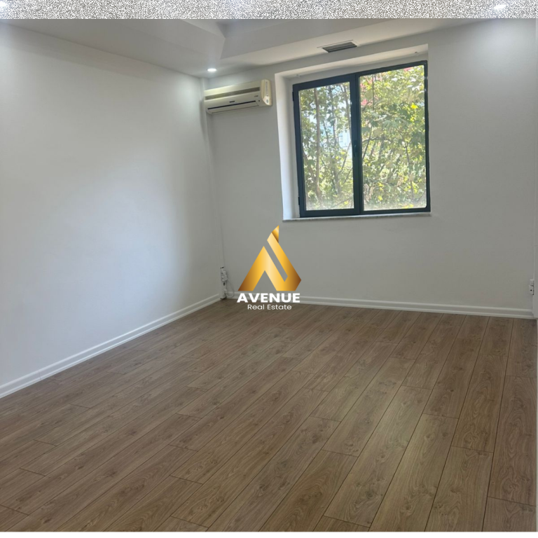 Business premises for rent by the road – Zogu I Boulevard