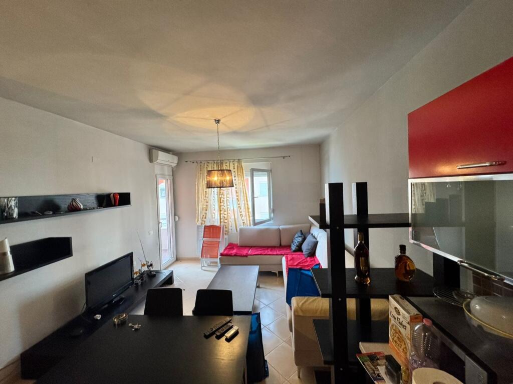 Ofrohet për shitje një apartament i mobiluar në mënyrë moderne, i pozicionuar në zonën ekskluzive të Lungomares