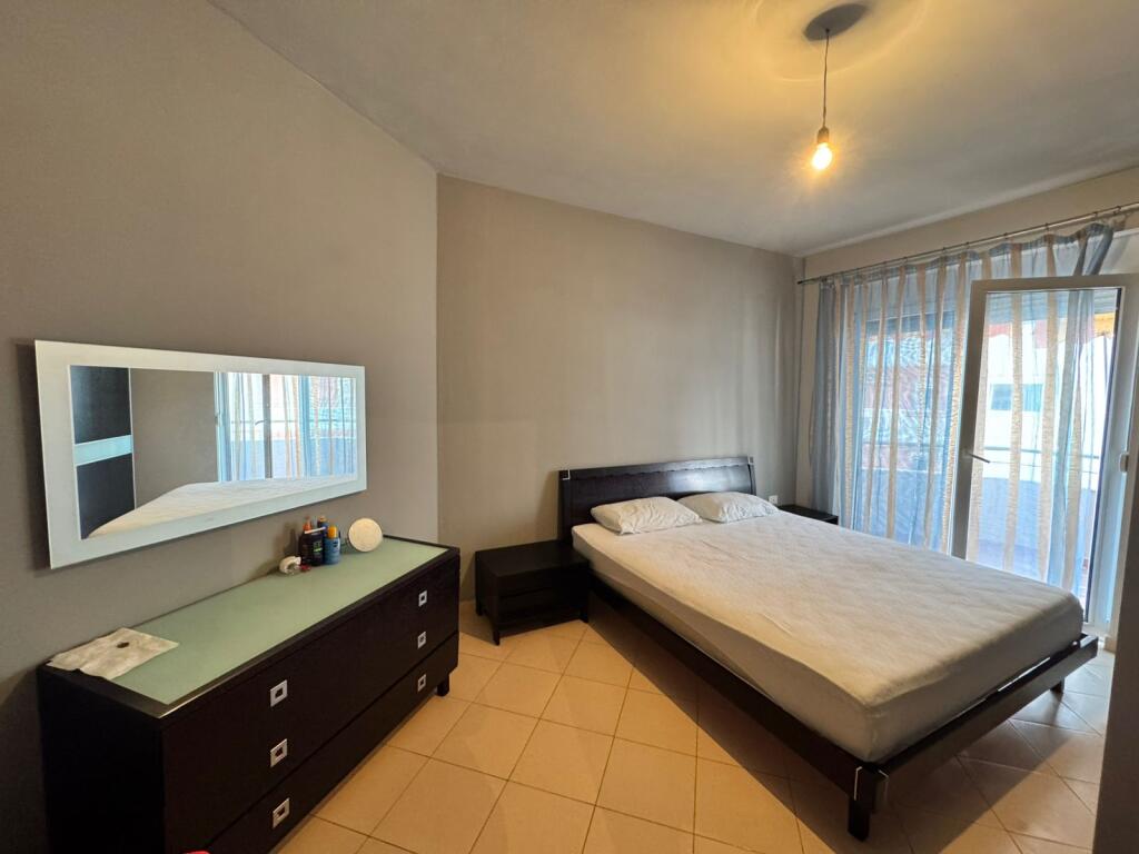 Ofrohet për shitje një apartament i mobiluar në mënyrë moderne, i pozicionuar në zonën ekskluzive të Lungomares