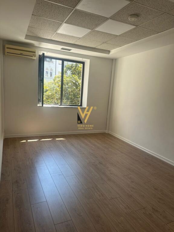 JEPET AMBIENT BIZNESI 119 M2 ME QIRA TE BULEVARDIT ZOGU I, 1.500 EURO