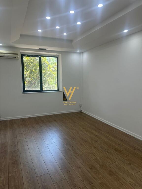 JEPET AMBIENT BIZNESI 119 M2 ME QIRA TE BULEVARDIT ZOGU I, 1.500 EURO