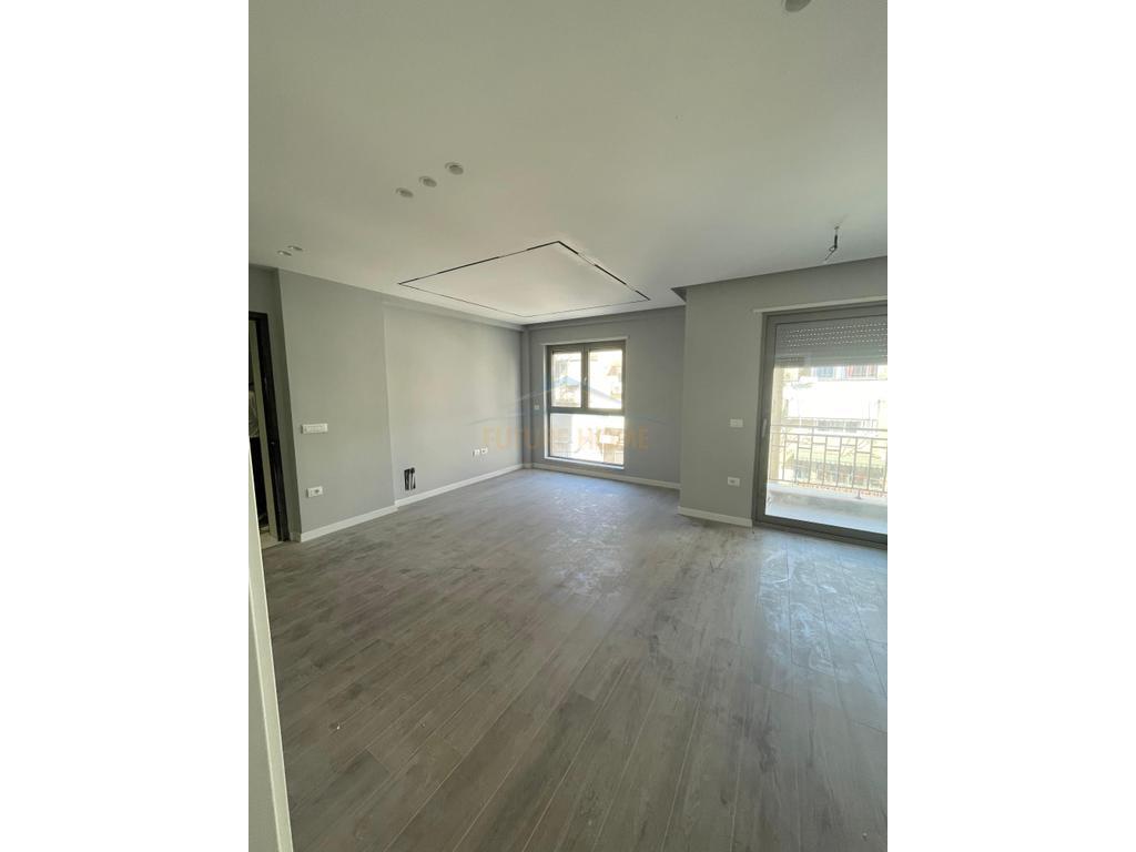 Shitet Apartament 1+1, Pazar i Ri
