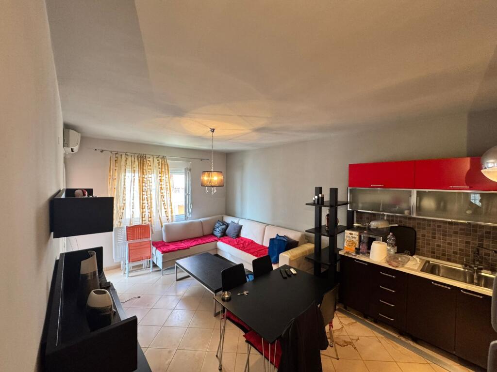 Ofrohet për shitje një apartament i mobiluar në mënyrë moderne, i pozicionuar në zonën ekskluzive të Lungomares