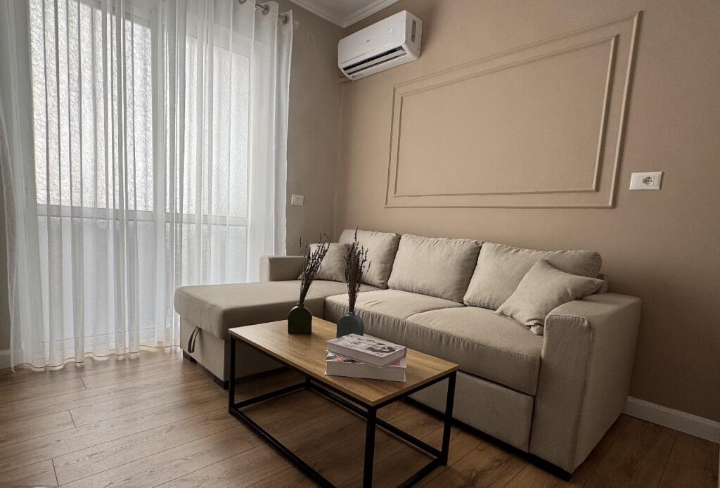 apartament 2+1 me qira tek Kafe Flora, Qender