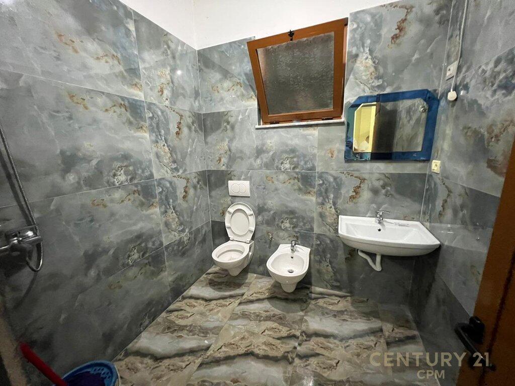 Affittasi Villa su 2 piani in Ali Demi, Tirana