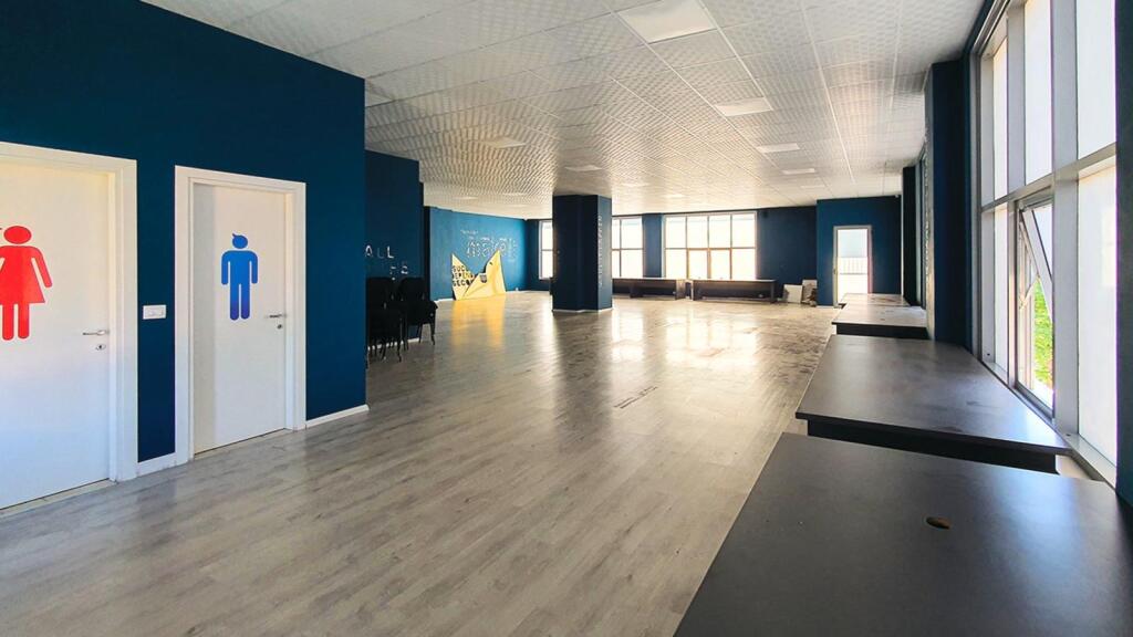 AMBIENT BIZNESI ME QERA 240 M2 RRUGA BARDHYL 2.700 EURO