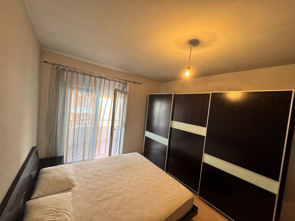 Ofrohet për shitje një apartament i mobiluar në mënyrë moderne, i pozicionuar në zonën ekskluzive të Lungomares