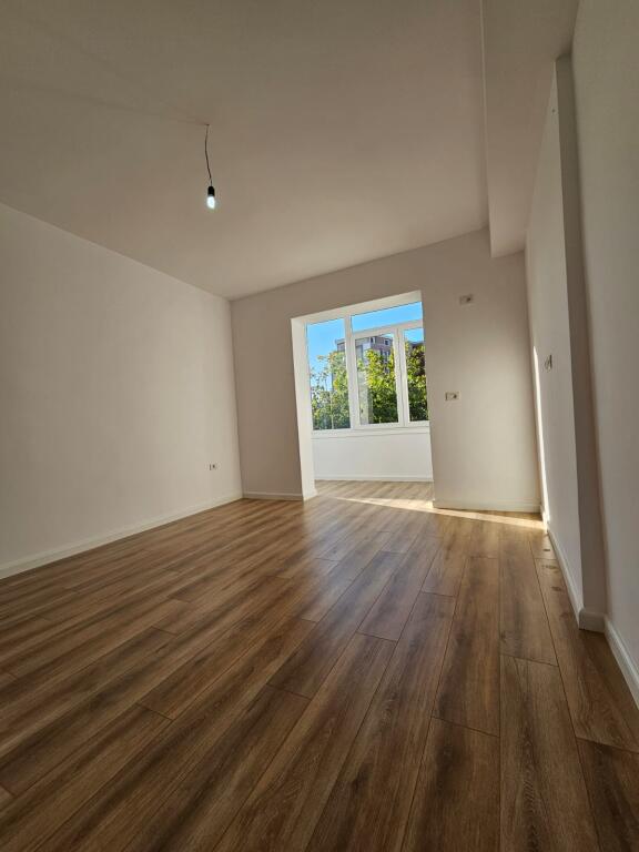 Shitet apartament 1+1 ne qender prane xhamise.