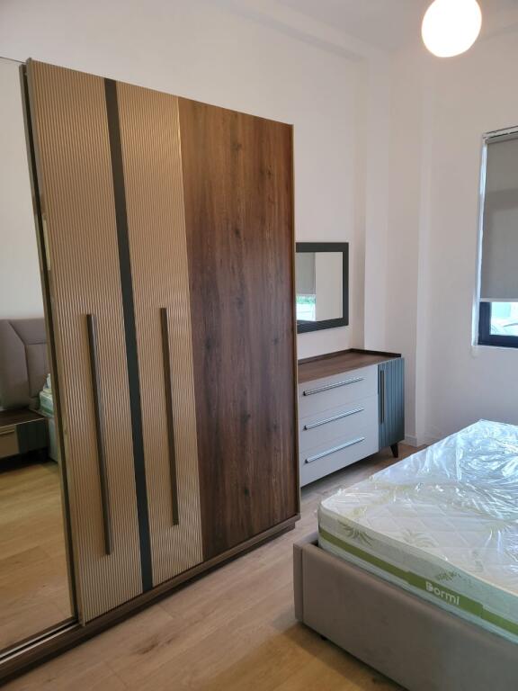 🏢Dopo 9 piani, Via Kostandini Kristoforidhi, affittasi appartamento 1+1 arredato. 650 Euro