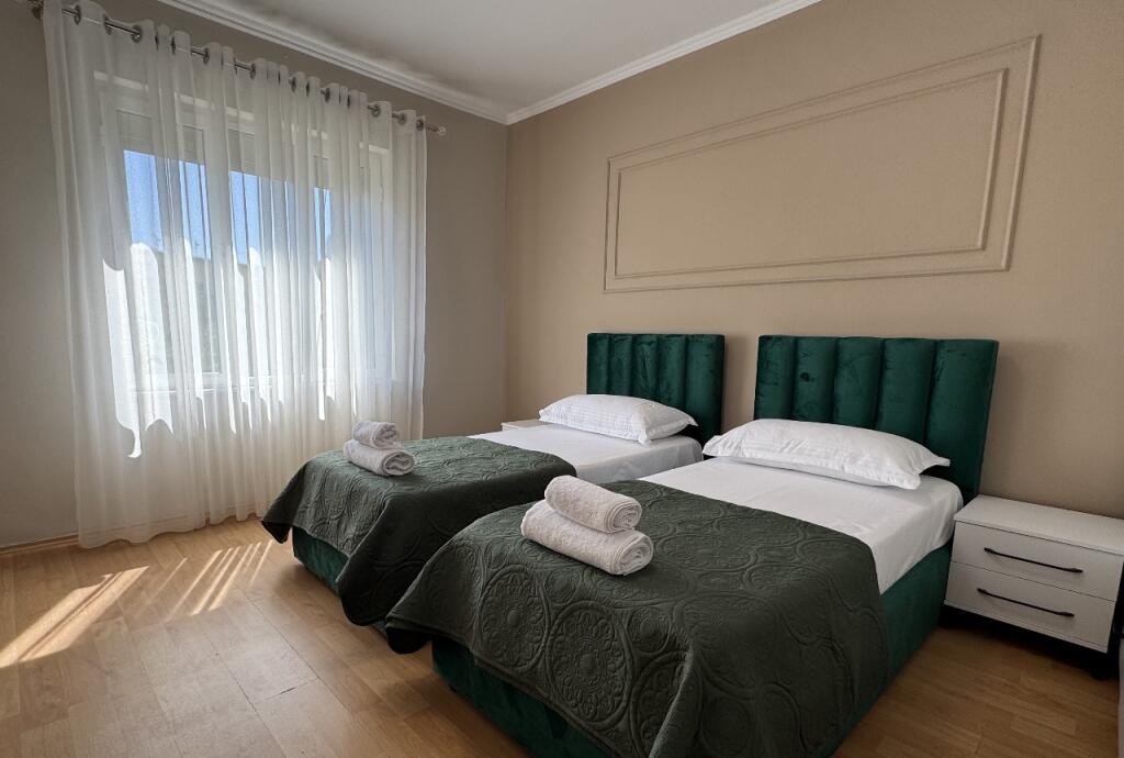 apartament 2+1 me qira tek Kafe Flora, Qender