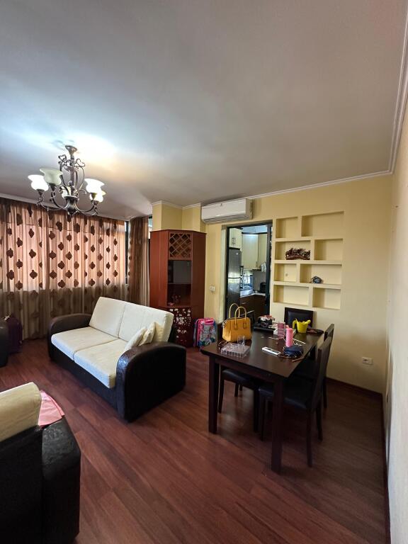Shitet apartament 2+1 ne Qender te Tiranes.